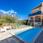 Apartamento Es With Pool