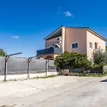 Apartamento Es With Pool
