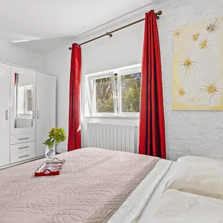 Es With Pool * Valbandon