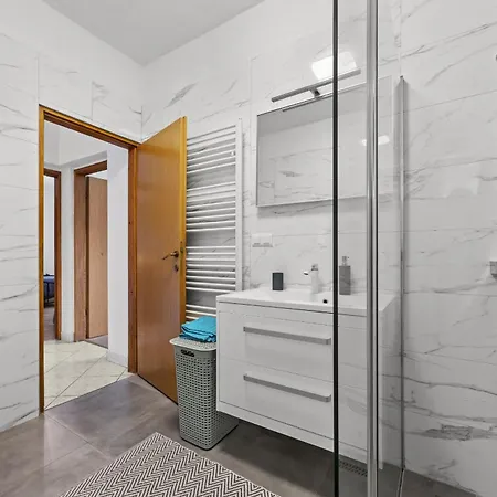 Es With Pool Valbandon