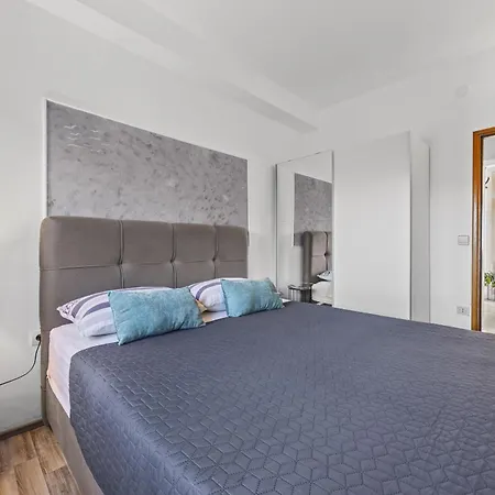 Es With Pool شقة *