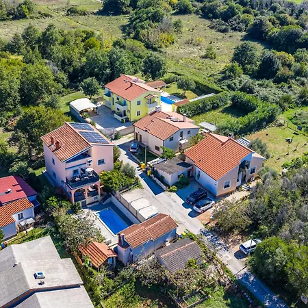 Appartement Es With Pool Valbandon