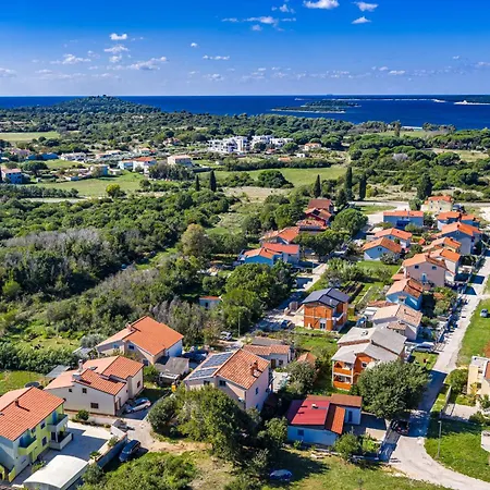 Es With Pool Fažana