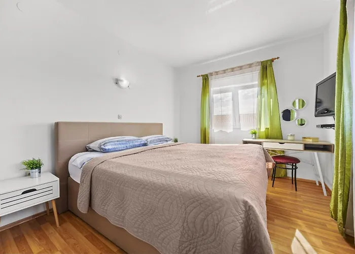 Es With Pool Valbandon