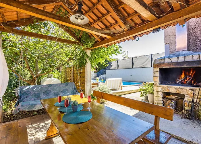 Es With Pool Valbandon