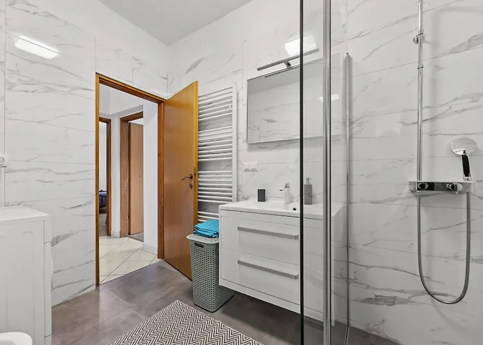 Es With Pool Valbandon