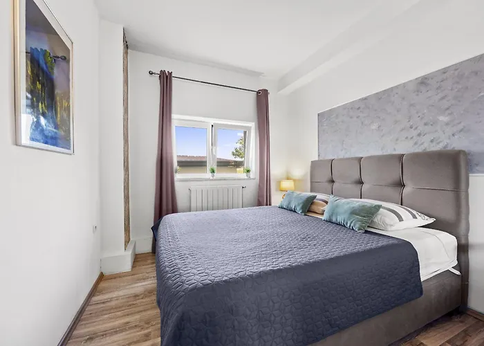 Es With Pool * Valbandon