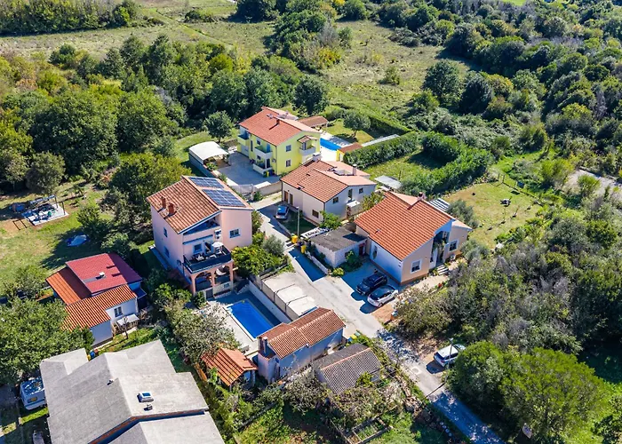 Appartement Es With Pool Valbandon