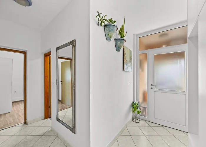 Es With Pool * Valbandon