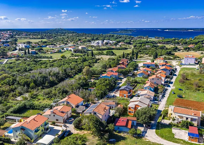 Es With Pool Valbandon