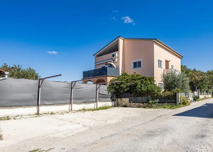 Appartement Es With Pool