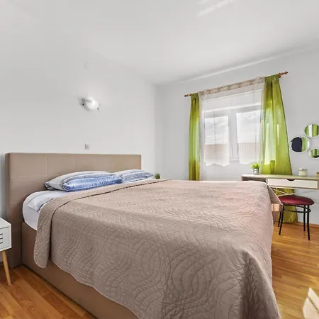 Es With Pool Valbandon