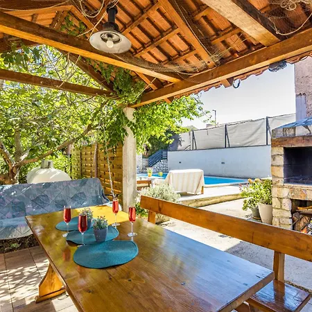 Es With Pool Valbandon