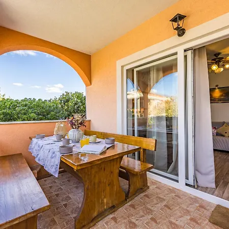 Lägenhet Es With Pool Valbandon