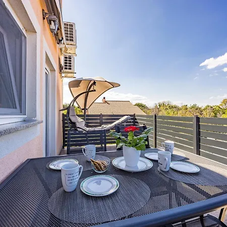 Es With Pool Lägenhet Valbandon