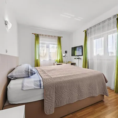 Es With Pool Lägenhet Valbandon