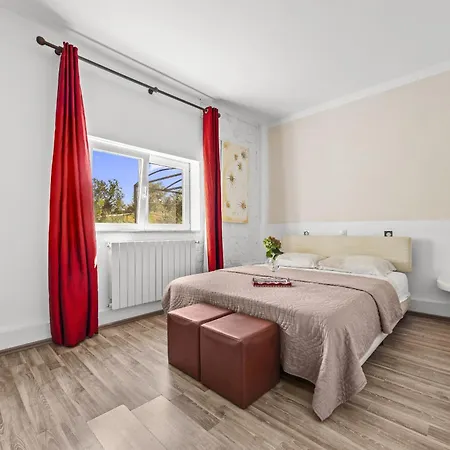 Lägenhet Es With Pool