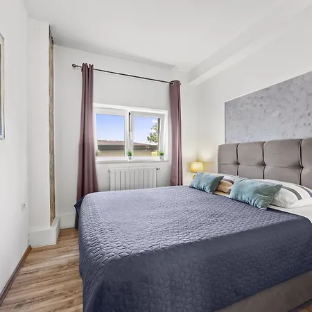 Es With Pool * Valbandon